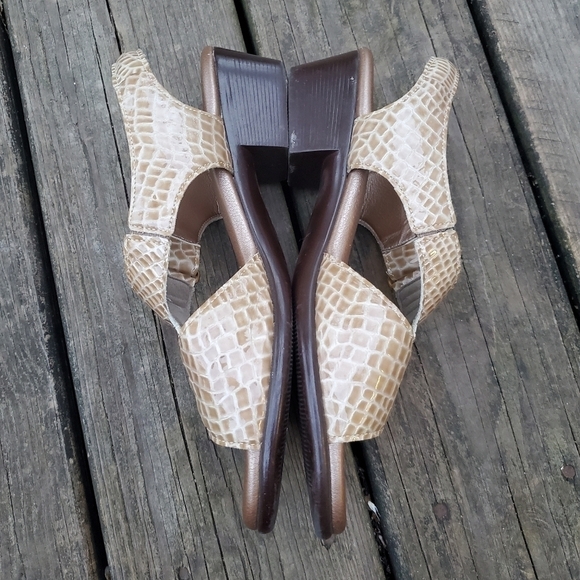 SAS San Antonio Shoes Suntimer Comfort Dress Sandals Beige Croc Woman's 8 - Picture 4 of 10